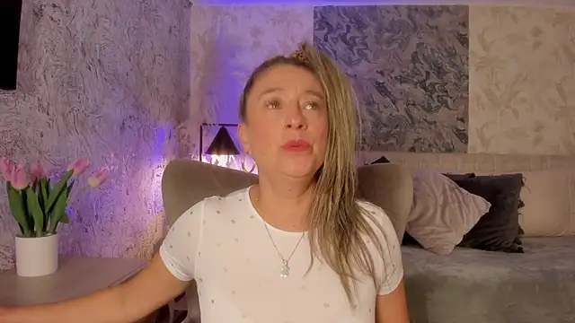 Liannaa  online show from 10-10-25, 07:58