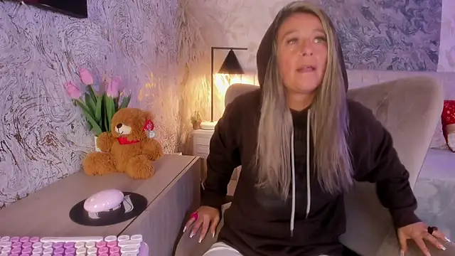 Liannaa  online show from 12-21-25, 12:51