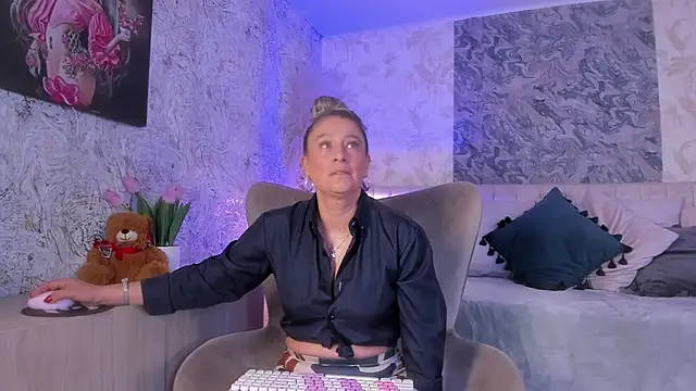 Liannaa  online show from 11-20-25, 07:47