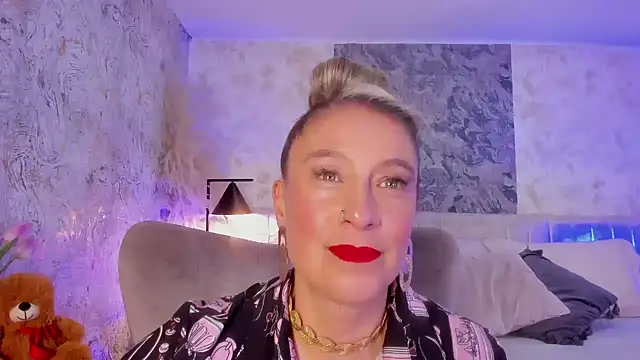 Liannaa  online show from 09-25-25, 07:53