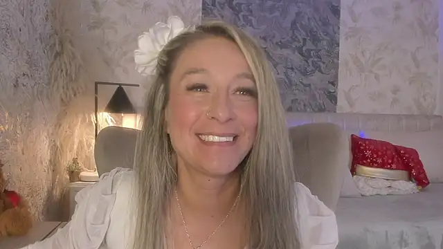 Liannaa  online show from 12-17-25, 07:41