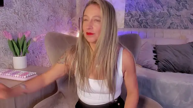 Liannaa  online show from 10-09-25, 07:47