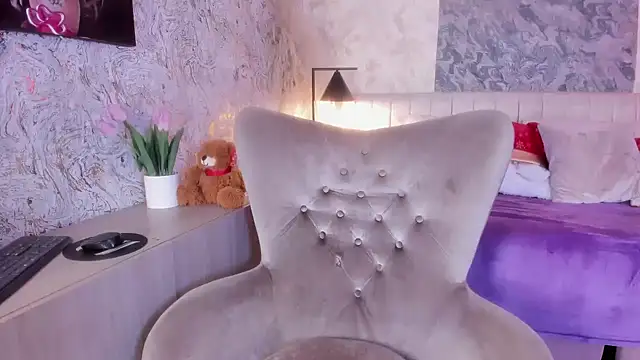 Arianaa collins online show from 12-22-25, 11:54