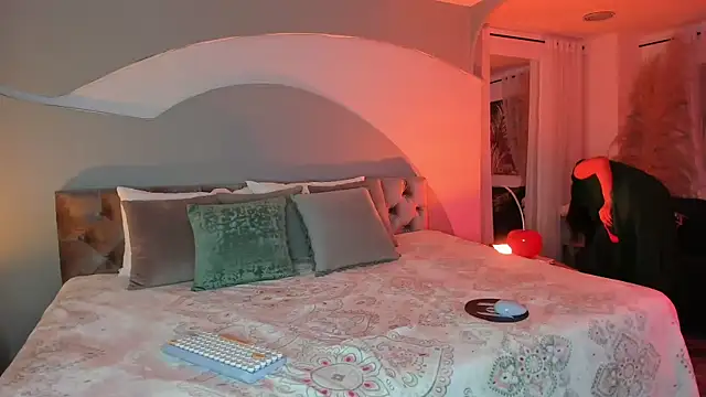 Elizabeth clark  online show from 10-02-25, 08:01