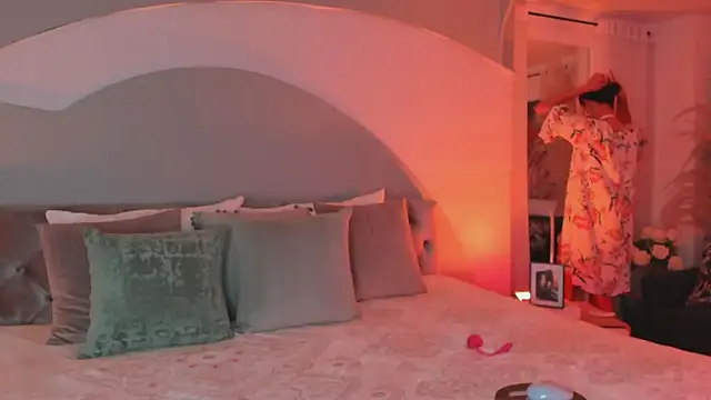 Elizabeth clark  online show from 10-24-25, 08:08