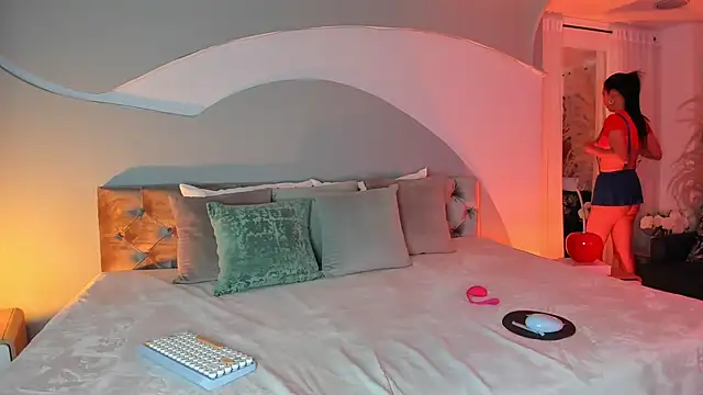 Elizabeth clark  online show from 10-16-25, 08:06