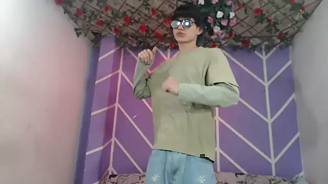 Snapshot of Maxxi_hot23 chatting on 10-13-25, 01:07 Maxxi hot23 online show from 10-13-25, 01:07