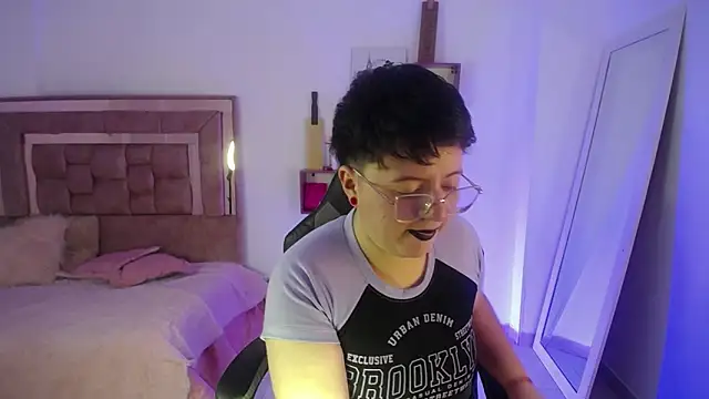 Snapshot of safyka chatting on 02-10-26, 03:05 safyka online show from 02-10-26, 03:05