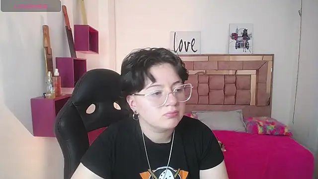 Snapshot of safyka chatting on 11-15-25, 12:47 safyka online show from 11-15-25, 12:47