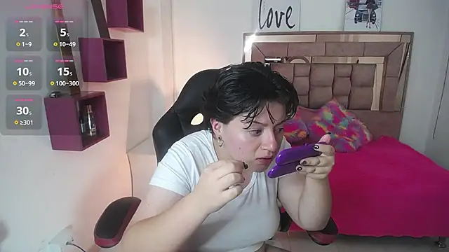 Snapshot of safyka chatting on 10-27-25, 10:00 safyka online show from 10-27-25, 10:00