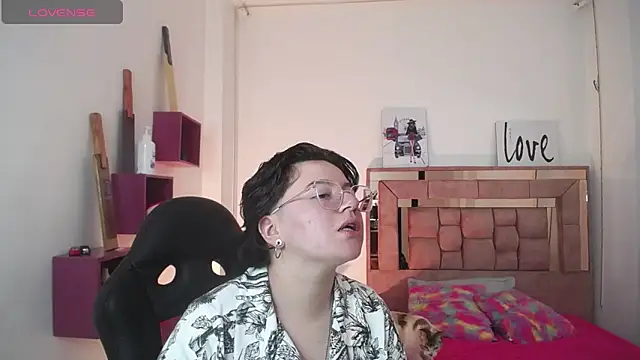 Snapshot of safyka chatting on 11-22-25, 03:05 safyka online show from 11-22-25, 03:05