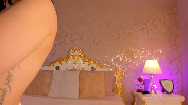 ScarlettWallace online show from 04-05-26, 08:37