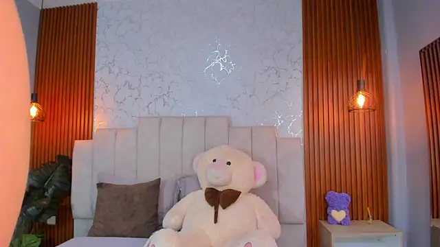 ScarlettWallace online show from 11-17-25, 04:44