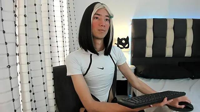 loverisu-coral online show from 10-18-25, 07:38