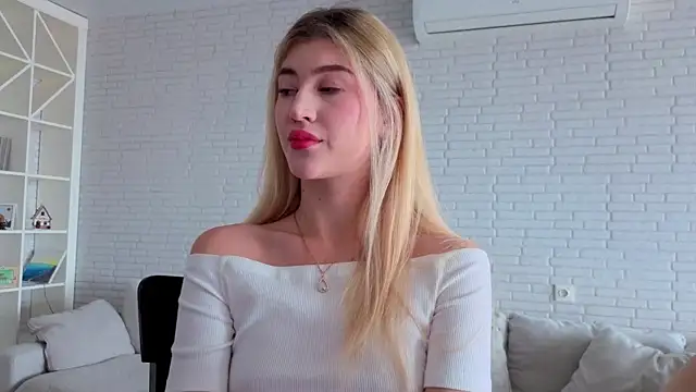 Snapshot of Tessalune_ chatting on 10-05-25, 06:37 Tessalune online show from 10-05-25, 06:37