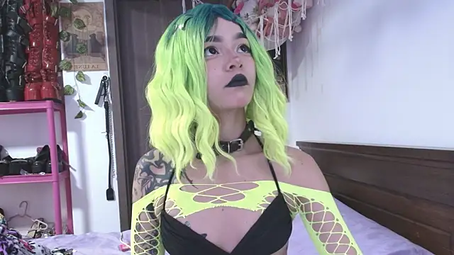 Snapshot of _mollycrystal chatting on 02-16-26, 04:00 mollycrystal online show from 02-16-26, 04:00