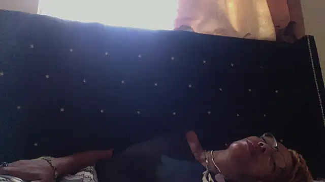 Ladyzee25 online show from 10-21-25, 02:38