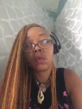 Ladyzee25 online show from 10-27-25, 03:35