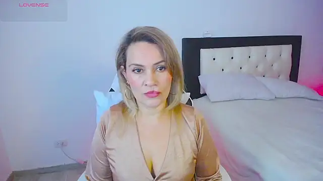 CarolinneFiotti online show from 10-15-25, 01:41