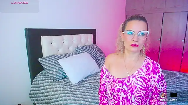 CarolinneFiotti online show from 09-27-25, 01:17