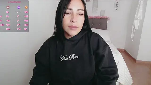 Snapshot of luna_lgomez_ chatting on 10-15-25, 12:02 luna lgomez online show from 10-15-25, 12:02