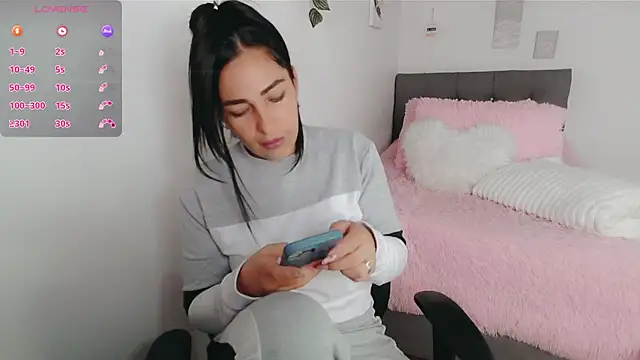 luna lgomez  online show from 12-19-25, 12:51