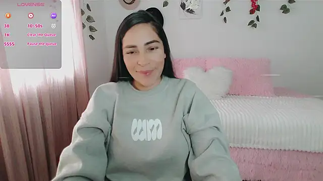 Snapshot of luna_lgomez_ chatting on 10-31-25, 02:02 luna lgomez online show from 10-31-25, 02:02