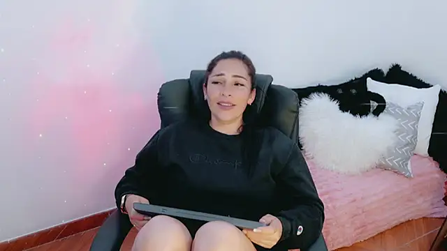 luna lgomez  online show from 03-26-26, 01:59