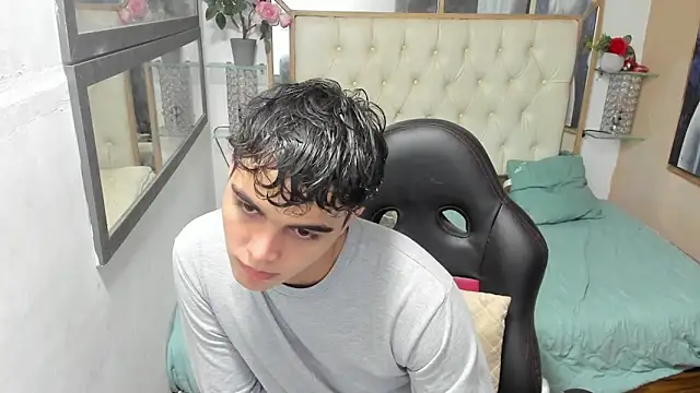 Snapshot of heiker_ chatting on 09-27-25, 02:39 heiker online show from 09-27-25, 02:39