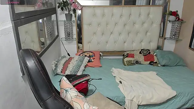 Snapshot of heiker_ chatting on 09-21-25, 01:00 heiker online show from 09-21-25, 01:00