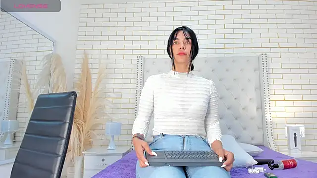 Emilly wilson  online show from 11-22-25, 11:42