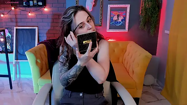 OliviaMcClean online show from 11-06-25, 02:48