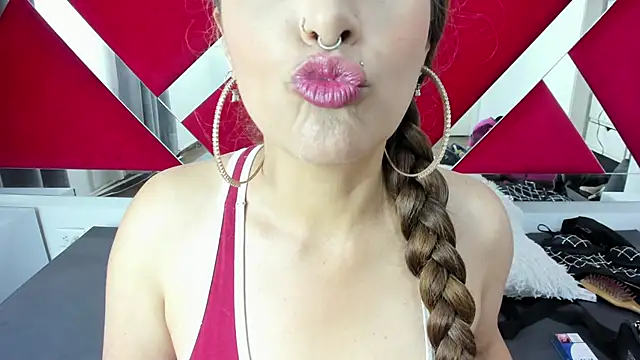 nicollewayne10 online show from 10-17-25, 09:16