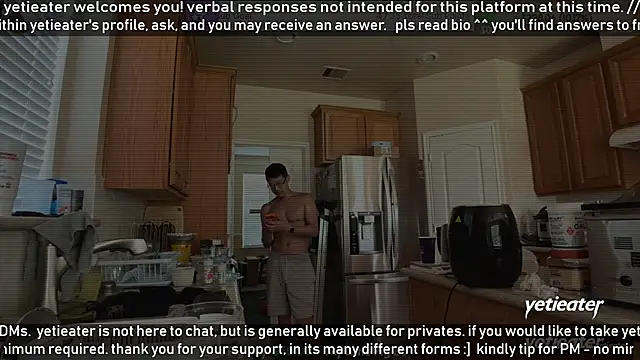 Snapshot of yetieater chatting on 06-11-26, 04:15 yetieater online show from 06-11-26, 04:15