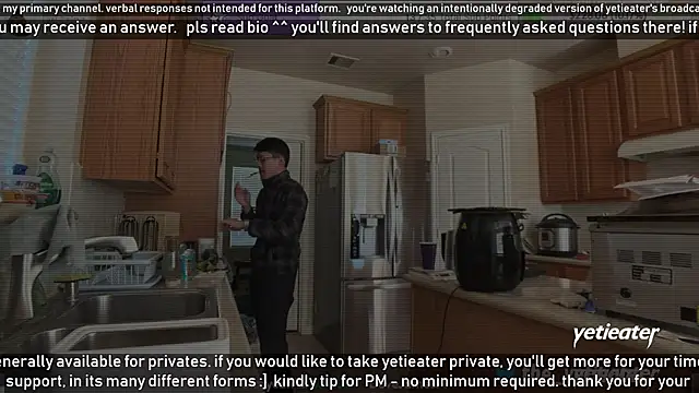 Snapshot of yetieater chatting on 01-13-25, 06:38 yetieater online show from 01-13-25, 06:38