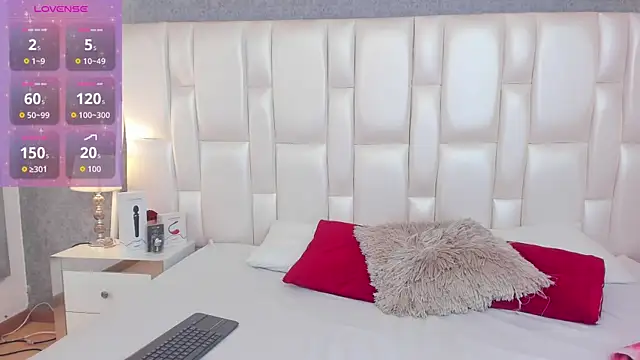 ArianaaGrace online show from 11-18-25, 07:39