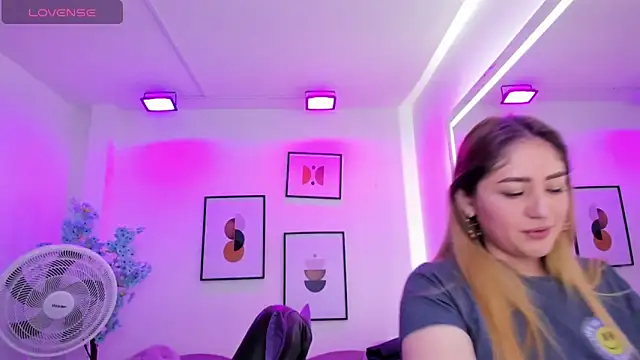 Snapshot of Agatha_luxx chatting on 03-19-25, 12:34 Agatha luxx online show from 03-19-25, 12:34