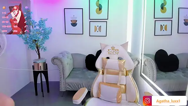 Snapshot of Agatha_luxx chatting on 09-26-25, 12:34 Agatha luxx online show from 09-26-25, 12:34