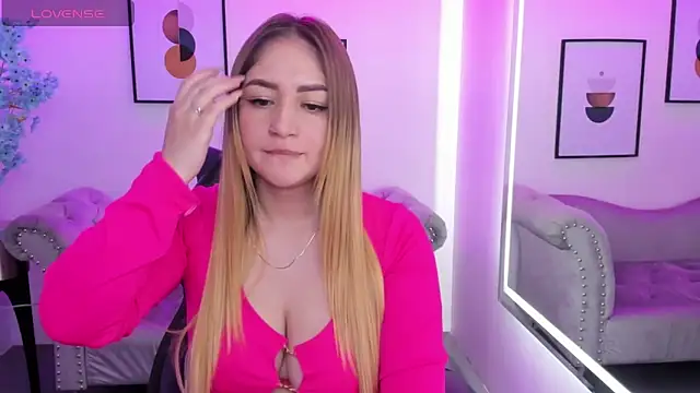 Snapshot of Agatha_luxx chatting on 03-19-25, 03:40 Agatha luxx online show from 03-19-25, 03:40