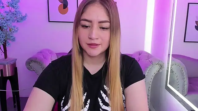 Snapshot of Agatha_luxx chatting on 03-17-25, 12:46 Agatha luxx online show from 03-17-25, 12:46