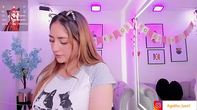 Snapshot of Agatha_luxx chatting on 10-22-25, 12:37 Agatha luxx online show from 10-22-25, 12:37