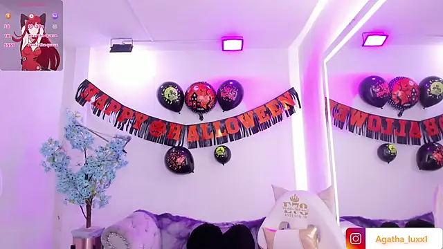 Snapshot of Agatha_luxx chatting on 10-30-25, 12:47 Agatha luxx online show from 10-30-25, 12:47