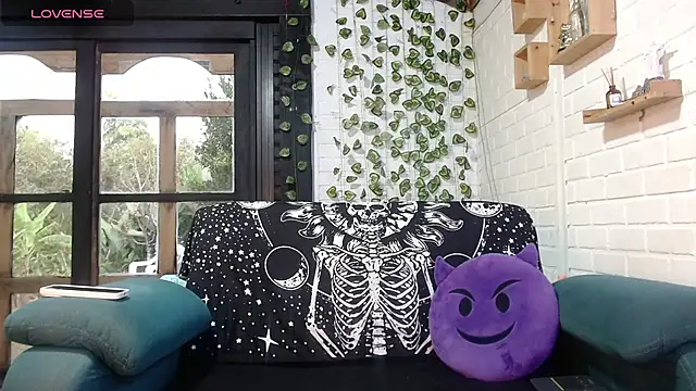 LiraSonnett online show from 10-21-25, 09:03