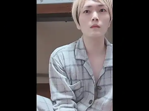Snapshot of mgnhiroyuki chatting on 05-07-26, 04:17 mgnhiroyuki online show from 05-07-26, 04:17