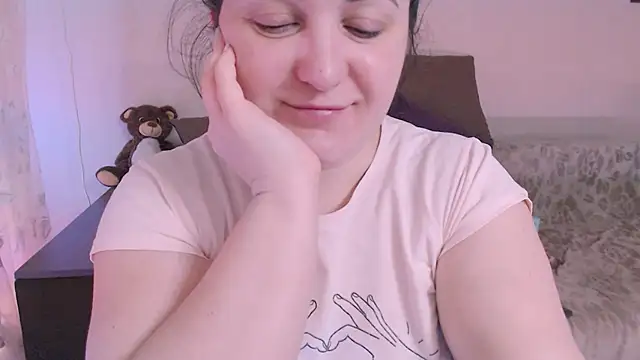 Snapshot of SoftLia chatting on 02-15-25, 08:23 SoftLia online show from 02-15-25, 08:23