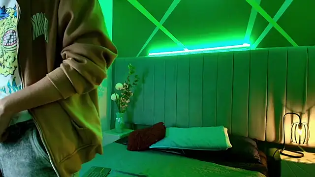 Snapshot of Andrew_Wolff chatting on 10-29-25, 02:21 Andrew Wolff online show from 10-29-25, 02:21