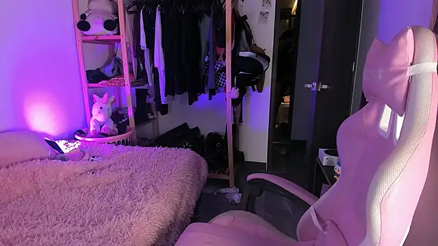 Loona s online show from 04-12-26, 01:31