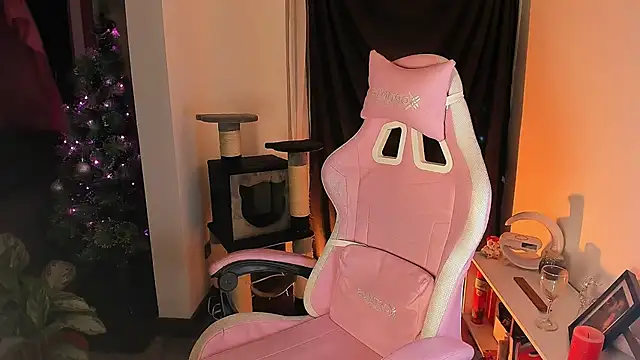 Loona s online show from 11-14-25, 01:09