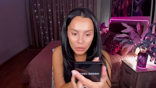 Snapshot of DanaSincere chatting on 10-13-25, 03:52 DanaSincere online show from 10-13-25, 03:52