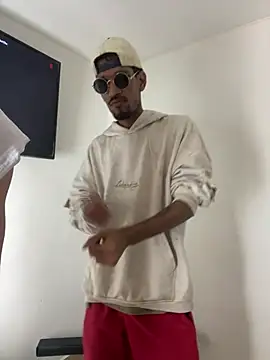 Snapshot of Miguel_bigcock chatting on 02-24-26, 05:30 Miguel bigcock online show from 02-24-26, 05:30